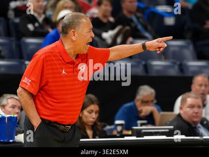 Oklahoma City, Oklahoma, USA. März 2026. Houstons Cheftrainer KELVIN SAMPSON reagiert beim NCAA Men's Basketball Tournament First Round Spiel zwischen den Houston Cougars und den Idaho Vandalen am 19. März 2026 in Oklahoma City, Oklahoma. Houston gewann 78:47. (Kreditbild: © Scott Coleman/ZUMA Press Wire) NUR REDAKTIONELLE VERWENDUNG! Nicht für kommerzielle ZWECKE! Stockfoto