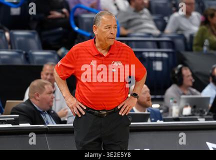 Oklahoma City, Oklahoma, USA. März 2026. Houstons Cheftrainer KELVIN SAMPSON sieht sich beim NCAA Men's Basketball Tournament First Round Spiel zwischen den Houston Cougars und den Idaho Vandalen am 19. März 2026 in Oklahoma City, Oklahoma, an. Houston gewann 78:47. (Kreditbild: © Scott Coleman/ZUMA Press Wire) NUR REDAKTIONELLE VERWENDUNG! Nicht für kommerzielle ZWECKE! Stockfoto