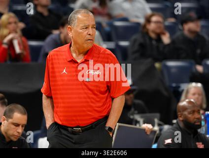 Oklahoma City, Oklahoma, USA. März 2026. Houstons Cheftrainer KELVIN SAMPSON beim NCAA Men's Basketball Tournament First Round Spiel zwischen den Houston Cougars und den Idaho Vandalen am 19. März 2026 in Oklahoma City, Oklahoma. Houston gewann 78:47. (Kreditbild: © Scott Coleman/ZUMA Press Wire) NUR REDAKTIONELLE VERWENDUNG! Nicht für kommerzielle ZWECKE! Stockfoto