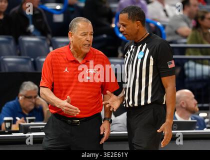 Oklahoma City, Oklahoma, USA. März 2026. Houstons Cheftrainer KELVIN SAMPSON spricht mit Schiedsrichter PATRICK EVANS während des NCAA Men's Basketball Tournament First Round Spiels zwischen den Houston Cougars und den Idaho Vandalen am 19. März 2026 in Oklahoma City. Houston gewann 78:47. (Kreditbild: © Scott Coleman/ZUMA Press Wire) NUR REDAKTIONELLE VERWENDUNG! Nicht für kommerzielle ZWECKE! Stockfoto