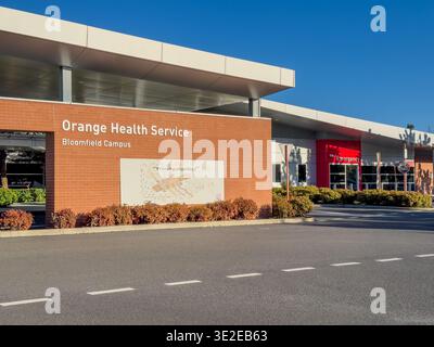 Orange, NSW, Australien. März 2026. - Das moderne Orange Health Service Bloomfield Campus Gebäude an einem klaren Tag, mit dem Hauptschild und dem Stockfoto