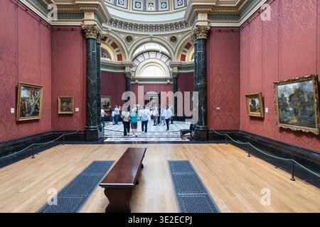 Innenansicht der National Gallery mit Besuchern. London, UK, 28. Juni 2023 Stockfoto