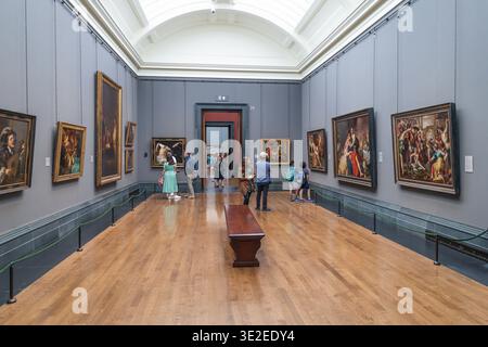 Besucher bewundern Gemälde in der National Gallery. London, UK, 28. Juni 2023 Stockfoto