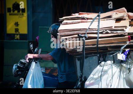 New Taipei City, Taiwan – 30. Oktober 2023: Männer fischen auf einem Hafenpier aus Betongestell und zeigen die taiwanesische Küstenkultur. Stockfoto