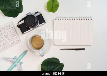 Arbeitsbereich mit Reise- und Fotogegenständen Stockfoto
