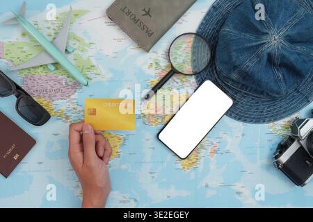 Reiseplanung mit Kreditkarte und Smartphone Stockfoto