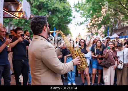 Beim Yerevan Wine Days Festival tritt Saxophonist für ein Publikum in Jerewan, Armenien auf. Stockfoto