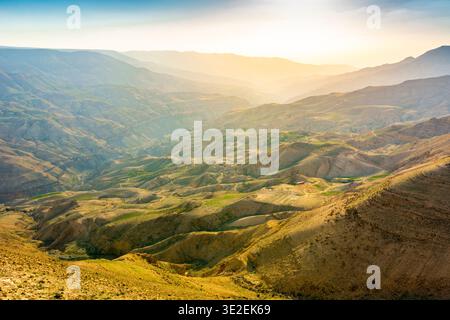 Blick auf das Mujeb Valley, Jordanien, vom Aussichtspunkt Moujib Panorama. Gelegen am Kings Highway 35 in Jordanien bei Sonnenuntergang Stockfoto