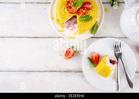 No-Bake Upside Down Cheesecake, virale trendige Version des klassischen Cheesecake New York mit goldenen Keksbröckeln, weißem Frischkäse und Beerenmarmelade laye Stockfoto