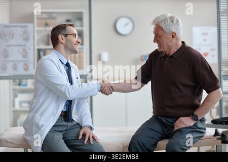Kaukasischer Männlicher Urologe Mittleren Alters Grüßt Älteren Kaukasischen Männlichen Patienten Stockfoto