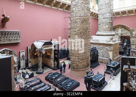 In den Cast Courts im Victoria and Albert Museum. London, UK, 28. Juni 2023 Stockfoto