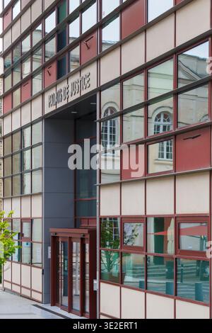 Palais de Justice auf dem Place Saint-Tugal mit Reflexionen des LevЯette Café Laval in Laval, Mayenne in Frankreich, Europa im April - Laval Gerichtsgebäude Stockfoto