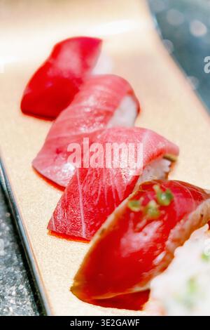 Sushi-Tablett mit Rotem Thunfisch in einem japanischen Sushi-Restaurant Stockfoto