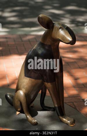 Die Bronzestatue eines sitzenden Hundes auf einem Bürgersteig, Teil des Werkes „City Reflections“ von Patti Warashina, im Zentrum von Potland Stockfoto