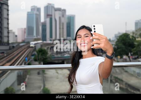 Schöne asiatische Touristenfrau, die Selfie in Kuala Lumpur City-Landschaft nimmt Stockfoto