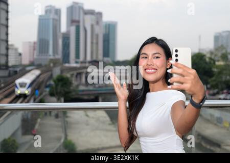 Schöne asiatische Touristenfrau, die Selfie in Kuala Lumpur City-Landschaft nimmt Stockfoto