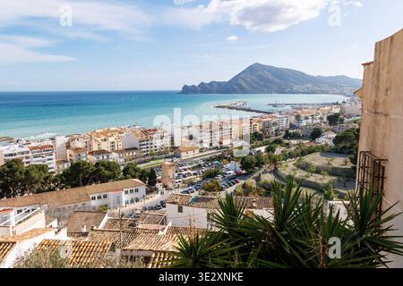 Panoramablick auf die Bucht von Altea mit dem Yachthafen und Sierra Helada unter einem Himmel mit verstreuten Wolken, Costa Blanca, Spanien Stockfoto
