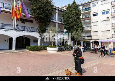 Blick auf das Altea Rathaus mit Bürgern und Touristen auf dem Rathausplatz in Altea am 19. März 2026, Spanien Stockfoto