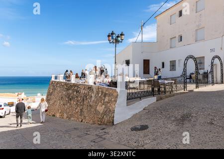 Familienspaziergang am Aussichtspunkt der Altstadt in Altea am 19. März 2026, Spanien Stockfoto