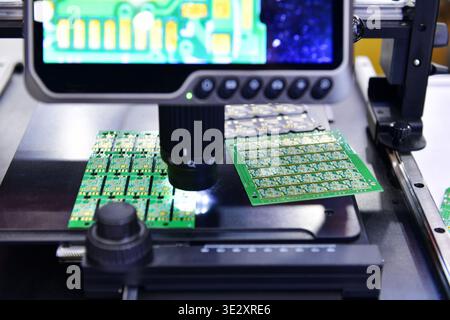 Digitales Mikroskop mit LCD-Bildschirm zur Prüfung elektronischer Leiterplatten in hoher Auflösung. Stockfoto
