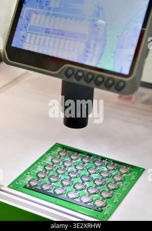 Digitales Mikroskop mit LCD-Bildschirm zur Prüfung elektronischer Leiterplatten in hoher Auflösung. Stockfoto