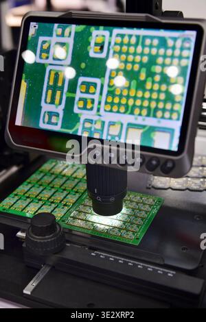Digitales Mikroskop mit LCD-Bildschirm zur Prüfung elektronischer Leiterplatten in hoher Auflösung. Stockfoto