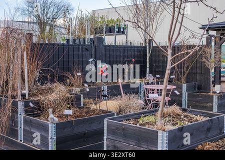 Großer Blick auf das Gartencenter im Freien mit erhöhten Betten, Sträuchern und dekorativen Terrassenmöbeln. Schweden. Stockfoto