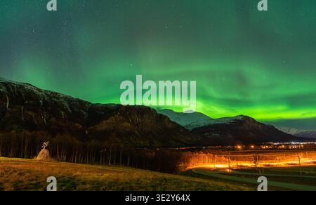 Nordlichter über Bergen in der Region Tromso, Norwegen Stockfoto