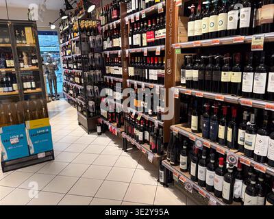 Innenansicht einer Weinauswahl im Supermarkt in Florenz, Italien. Regale mit Chianti Classico und anderen italienischen Jahrgängen. Stockfoto