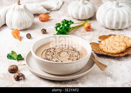 Kastaniensuppe auf einem rustikalen Tisch mit herbstlicher Kürbisdekoration Stockfoto