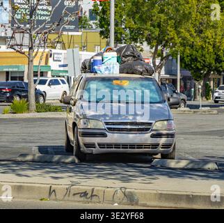 Eine silberne Limousine, in der jemand wohnt, parkt auf einem Parkplatz in Los angeles Stockfoto