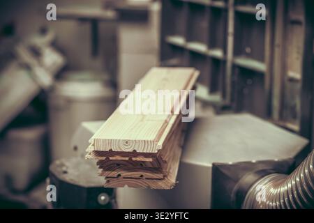 Holzbretter liegen auf einer Werkbank und können in einer Möbeltischerei verarbeitet werden. Stockfoto
