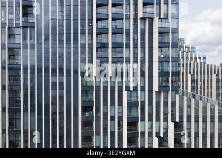 Abstrakte architektonische Details eines zeitgenössischen Wolkenkratzers Stockfoto