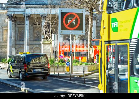 Straßenverkehrsmanagement in Dublin, Irland, mit LED-Warnschild für Privatfahrzeuge und öffentliche Verkehrsmittel. Stockfoto
