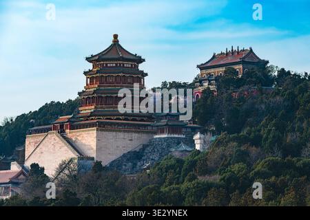 Peking, China - 19. März 2026: Majestätischer Blick auf den Turm des buddhistischen Weihrauchs auf dem Longevity Hill im Sommerpalast, umgeben von Springbäumen. Stockfoto
