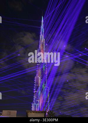 Spektakuläre 2026 Laser-Lichtshow auf dem Burj Khalifa bei Nacht, mit lebendigen Luftfarben-Lichteffekten und der modernen Skyline von Downtown Dubai, UN Stockfoto