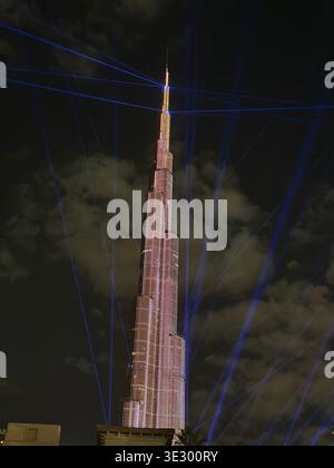 Spektakuläre 2026 Laser-Lichtshow auf dem Burj Khalifa bei Nacht, mit lebendigen Luftfarben-Lichteffekten und der modernen Skyline von Downtown Dubai, UN Stockfoto
