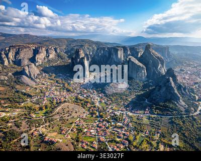 Aus der Vogelperspektive auf die Berge von Meteora, Kalampaka, Griechenland, mit dem Dorf Kastraki unten im Tal Stockfoto