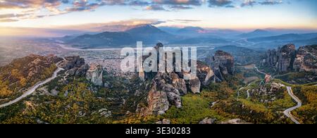 Panoramablick auf die Berge von Meteora mit der Stadt Kalabaka im Tal und berühmten Klöstern auf den steilen Klippen, Griechenland Stockfoto