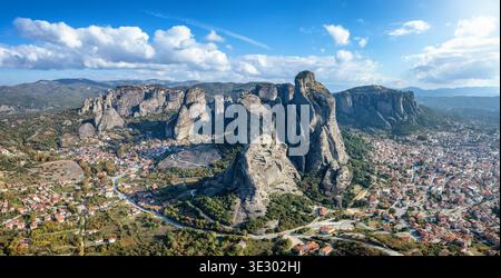 Panoramablick auf die Berge von Meteora, Kalampaka, Griechenland, mit dem kleinen Dorf Kastraki und Sonnenschein Stockfoto