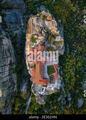 Blick von oben auf die Meteora-Berge mit dem Kloster Agia Triada auf einer Klippe hoch über der Stadt Kalabaka, Griechenland Stockfoto