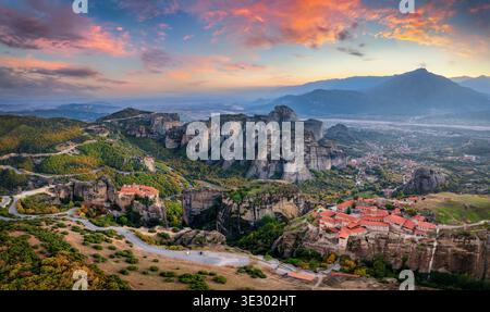 Panoramablick auf das Tal, die Berge und die Klöster von Meteora, Kalampaka, Griechenland Stockfoto