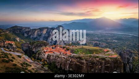 Panoramablick auf das Tal, die Berge und die Klöster von Meteora, Kalampaka, Griechenland Stockfoto