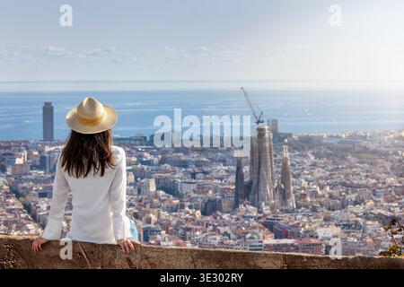 Eine Touristenfrau genießt den Panoramablick über die Skyline von Barcelona, Spanien Stockfoto