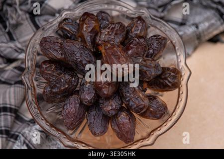 Getrocknete Daten. Schüssel mit süßem Obst Stockfoto