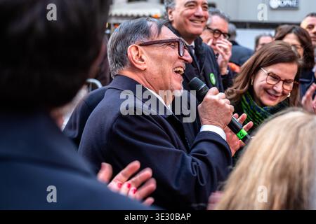 Mailand, Italien. März 2026. Senatspräsident Ignazio La Russa spricht beim gemeinsamen Mitte-Rechts-Marathon auf der Piazza San Carlo. Während der Kundgebung, die die Kampagne zum Referendum über die Justiz abschließt, zollt La Russa dem kürzlich verstorbenen Umberto Bossi, dem Gründer der Lega, Tribut. Die Rede gleicht die politischen Forderungen nach einem Ja mit einem Gedenken an Bossis historisches Erbe aus. Die Veranstaltung markiert eine bedeutende Endmobilisierung für die Koalition in Mailand vor der Abstimmung im März 22-23 und dem Schweigen vor den Wahlen. Quelle: Claudio Rancati/Alamy Live News Stockfoto
