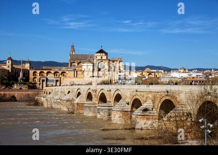 Cordoba, Spanien - 21. Februar 2026: Römische Brücke und Mezquita (Moschee-Kathedrale) am Fluss Guadalquivir. Stockfoto