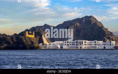 Al Jalali Fort und Al Alam Palace in Muscat Stockfoto