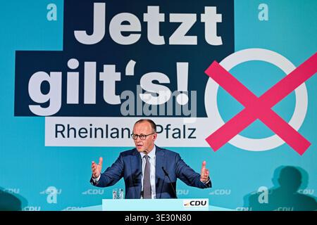 20. März 2026, Rheinland-Pfalz, Bad Dürkheim: Bundeskanzler Friedrich Merz (CDU) spricht in der Salierhalle zum Ende des Landtagswahlkampfes der CDU zur Landtagswahl in Rheinland-Pfalz. Foto: Uwe Anspach/dpa Stockfoto