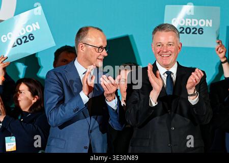 20. März 2026, Rheinland-Pfalz, Bad Dürkheim: Bundeskanzler Friedrich Merz (l, CDU) und Gordon Schnieder, CDU-Spitzenkandidat bei der Rheinland-pfälzischen Landtagswahl, sprechen in der Salierhalle zum Ende des Wahlkampfes der CDU zur Landtagswahl Rheinland-Pfalz. Foto: Uwe Anspach/dpa Stockfoto